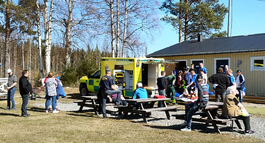 Ambulance transport z Holm Vallen po náročném společně na parku plánu.